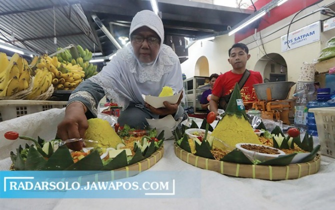TETAP BERTAHAN: Kembul Agung Pasar Lelangen untuk memeriahkan Pasar gede Harjonagoro yang genap berusia 93 tahun, Kamis (12/1/2023). (M. IHSAN/RADAR SOLO)