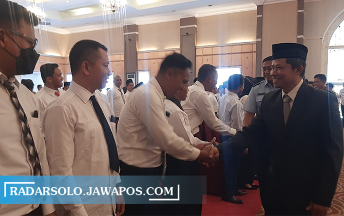 BERI ARAHAN: Ketua KPU Boyolali Ali Fahrudin menyalami anggota PPK yang dilantik, Rabu (4/1/2023). (RAGIL LISTIYO/RADAR SOLO)