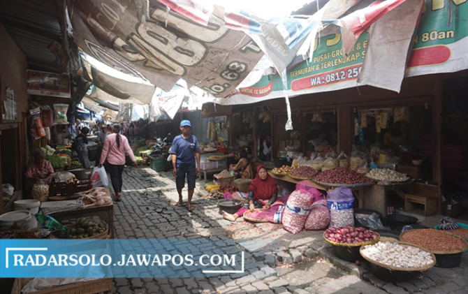 LENGANG: Kondisi pasar darurat yang menampung pedagang Pasar Gede Klaten selama pembangunan, Rabu (18/1/2023). (ANGGA PURENDA/RADAR SOLO)
