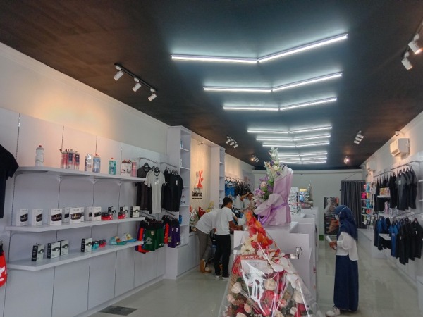 Aneka produk perlengkapan olahraga lari dan bersepeda di store larilari.id Jalan Honggowongso No. 99 A, Kota Solo. (PUTRI MUFTIYAH/RADAR SOLO)