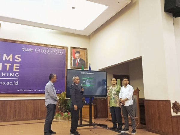 Rektor UMS Sofyan Anif (dua dari kiri) me-launching website terbaru ums.ac.id di gedung Auditorium Muh. Djazman, Rabu (25/1/2023). (PUTRI-LUTFIA/RADAR SOLO)