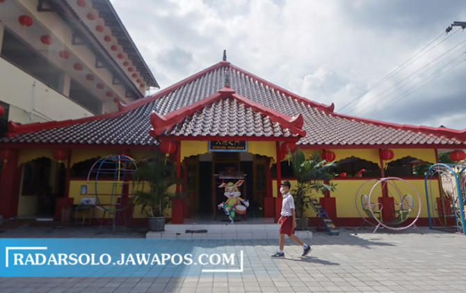 MASIH KOKOH: Litang Gerbang Kebajikan di Jalan Yap Tjwan Bing Solo. (SILVESTER KURNIAWAN/RADAR SOLO)
