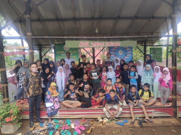 KOMPAK: Anak-anak mengikuti les dan kegiatan mendongeng di Rumah Darling, Desa Krandegan, Kecamatan Bulukerto, belum lama ini. (PEMDES KRANDEGAN FOR RASO)