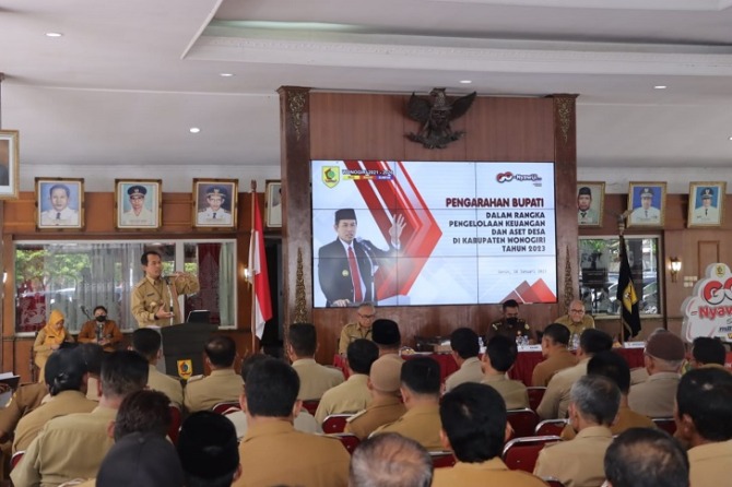 Bupati Wonogiri Joko Sutopo memberikan arahan kepada kades di pendapa rumah dinas bupati Wonogiri, Senin (16/1/2023). (IWAN ADI LUHUNG/RADAR SOLO)