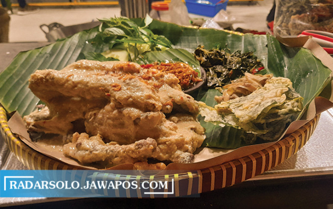 MENU TRADISIONAL: Makanan ingkung yang ditemui di salah satu rumah makan di Kota Karanganyar. (RUDI HARTONO/RADAR SOLO)