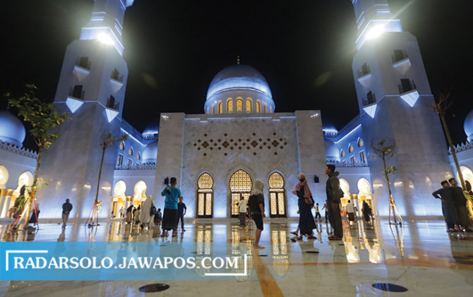 TUNGGU JADWAL RESMI: Suasana di Masjid Raya Sheikh Zayed di Solo. (M IHSAN/RADAR SOLO)