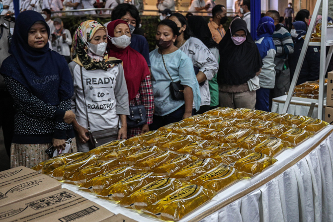 Sejumlah warga mengantre untuk membeli minyak goreng kemasan saat peluncuran minyak goreng kemasan rakyat (MinyaKita) di kantor Kementerian Perdagangan, Jakarta, Rabu (6/7/2022). Kementerian Perdagangan meluncurkan minyak goreng curah kemasan sederhana de