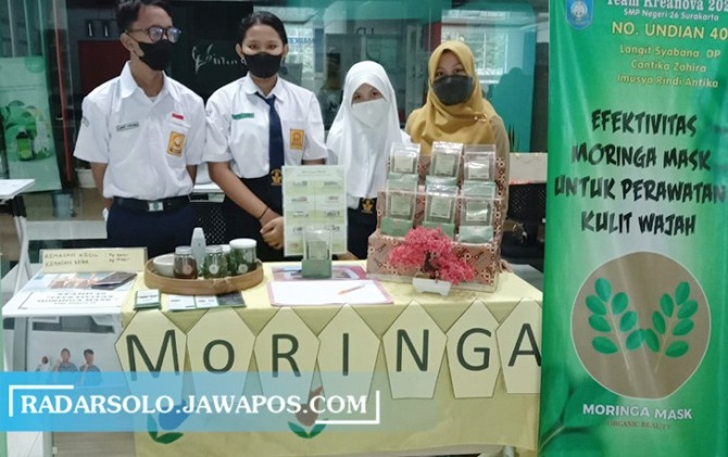 BERKHASIAT: Siswa dan guru SMPN 26 Surakarta tunjukkan inovasi Moringa Organik Face Mask dari ekstrak daun kelor.  (SEPTIAN REFVINDA/RADAR SOLO)