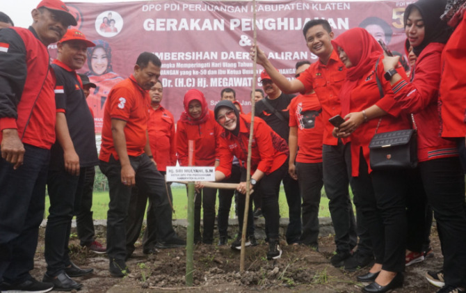 Ketua DPC PDI Perjuangan Sri Mulyani bersama seluruh pengurus secara simbolis melakukan penanaman bibit pohon di Desa Pundungsari, Kecamatan Trucuk, (ANGGA P/RADAR SOLO)