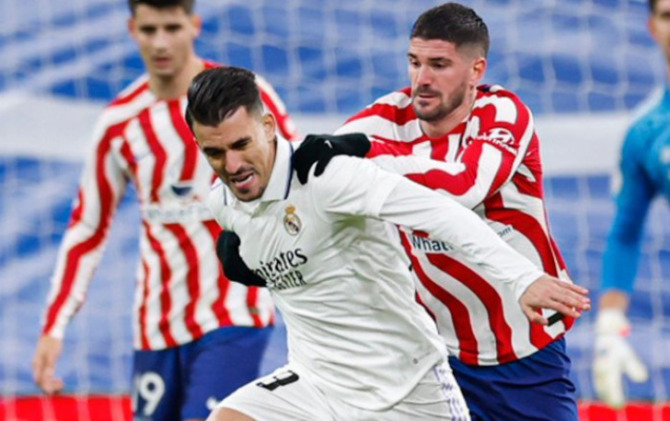 Real Madrid Dani Ceballos melindungi bola dari gelandang Atletico Madrid Rodrigo De Paul dalam perempat final Copa del Rey di Estadio Santiago Bernabeu kemarin (28/1) dini hari WIB. (REAL MADRID CF )