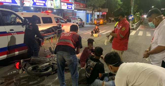 JALUR RAWAN: Polisi bersama relawan PMI Sragen mengevakuasi korban kecelakaan maut di Jalan Sragen-Tangen, Desa Gabus, Kecamatan Ngrampal, Sabtu (7/1/2023). (AHMAD KHAIRUDIN/RADAR SOLO)