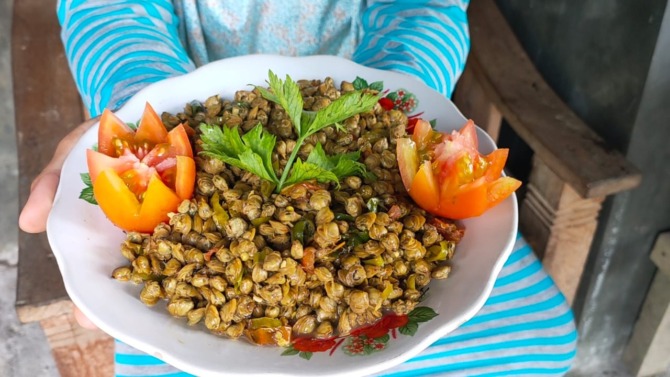 NIKMAT: Menu kerang bukur yang dimasak dengan bumbu asam manis khas Sangiran, Sragen. (AHMAD KHAIRUDIN/RADAR SOLO)