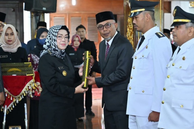 Ilustrasi Bupati Sukoharjo Etik Suryani menyerahkan SK pengangkatan Setyo Aji Nugroho sebagai Kepala Dinas Pemuda, Olah Raga dan Pariwisata Sukoharjo, Sabtu (31/12/2022). (IWAN KAWUL/RADAR SOLO)
