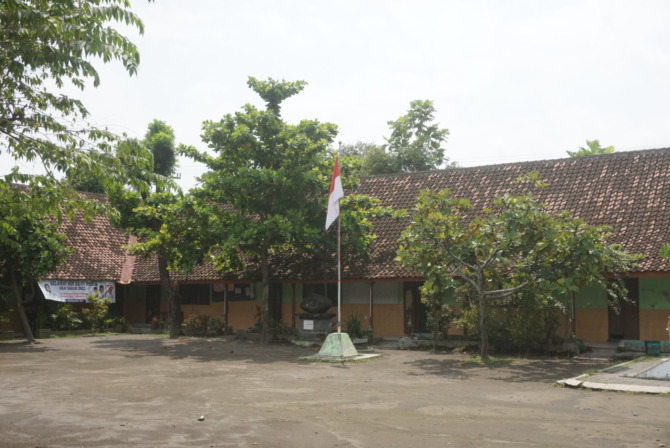 SEPI: Halaman SD N 1 Dompyongan yang bersebelahan dengan Kantor Desa Dompyongan, Jogonalan. (ANGGA PURENDA/RADAR SOLO)