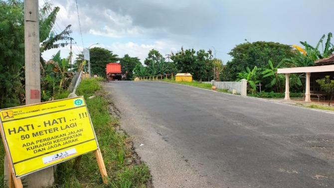 AKSES VITAL: Jalur ring road Kota Sragen mulai diperbaiki, kemarin. (AHMAD KHAIRUDIN/RADAR SOLO)