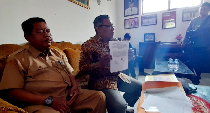 DIKENANKAN SANKSI: Kepala Desa (Kades) Gedongan, Kecamatan Colomadu Tri Wiyono (kiri). (RUDI HARTONO/RADAR SOLO)