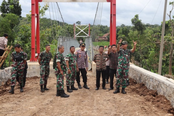 CARI SOLUSI: Jajaran Kodim 0725/Sragen mengecek lokasi pembangunan pompa hidram di Desa Sukorejo, Kecamatan Sambirejo. (AHMAD KHAIRUDIN/RADAR SOLO)