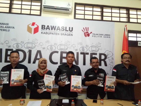 TAHAPAN PEMILU: Bawaslu Kabupaten Sragen mulai membuka pendaftaran pengawas pemilu tingkat desa/kelurahan, Sabtu (14/1/2023). (AHMAD KHAIRUDIN/RADAR SOLO)