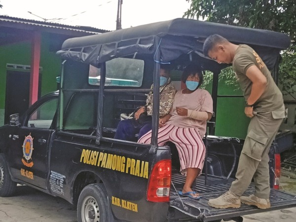 LANGGAR UU: Ibu yang mempekerjakan anaknya untuk mengemis diamankan dari Desa Nglinggi, Klaten Selatan. (DOKUMENTASI SATPOL PP KLATEN)