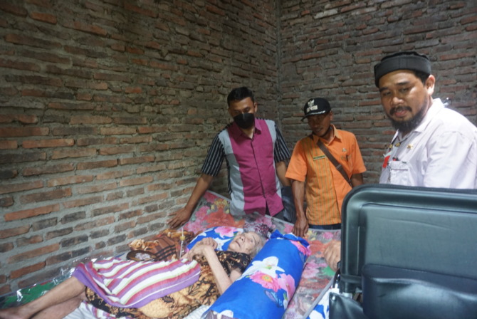PEDULI: Camat Wedi Rizqan Iryawan (sebelah kanan) menjenguk salah satu lansia di Desa Tanjungan, Kecamatan Wedi. (ANGGA PURENDA/RADAR SOLO)