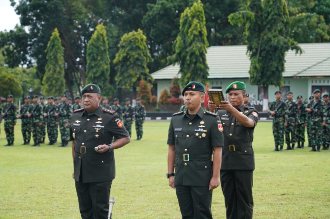 PENYEGARAN: Letkol (Inf) Guvta Alugoro Koedoes (disumpah) jabat Komandan Yonif 408/Suhbrastha. (AHMAD KHAIRUDIN/RADAR SOLO)