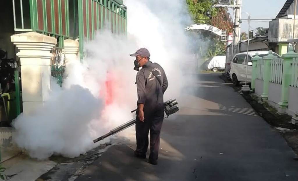 UPAYA TERAKHIR: Fogging dilakukan untuk mengurangi penyebaran nyamuk. (RUDI HARTONO/RADAR SOLO)