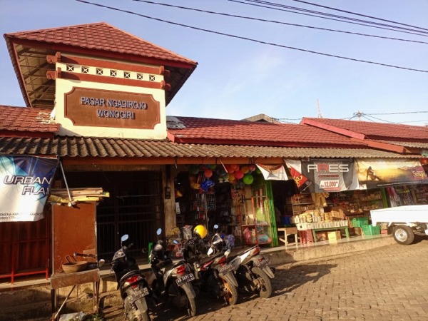 Kondisi Pasar Ngadirojo, di Kecamatan Ngadirojo, Kabupaten Wonogiri, Jumat (13/1). Lokasi setempat segera direvitalisasi. (IWAN ADI LUHUNG/RADAR SOLO)