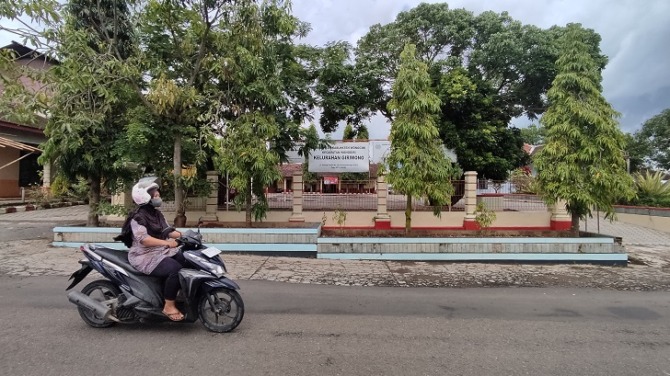 Pengendara sepeda motor melintas di depan kantor Kelurahan Giriwono, Kecamatan/Kabupaten Wonogiri, Selasa (31/1/2023). (IWAN ADI LUHUNG/RADAR SOLO)