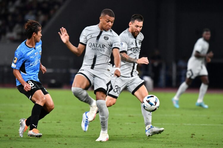 Kylian Mbappe (kiri) dan Lionel Messi diproyeksikan tampil bersama lagi ketika Paris Saint-Germain menghadapi Angers SCO dalam lanjutan Ligue 1 dini hari nanti (12/1) WIB. (KAZUHIRO NOGI/AFP)