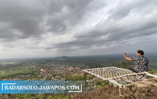 MENAWAN: Pemandangan dari Gunung Gandul Hill Top, Kamis (5/1). Wisatawan bisa melihat Waduk Tandon dari atas ketinggian. (IWAN ADI LUHUNG/RADAR SOLO)