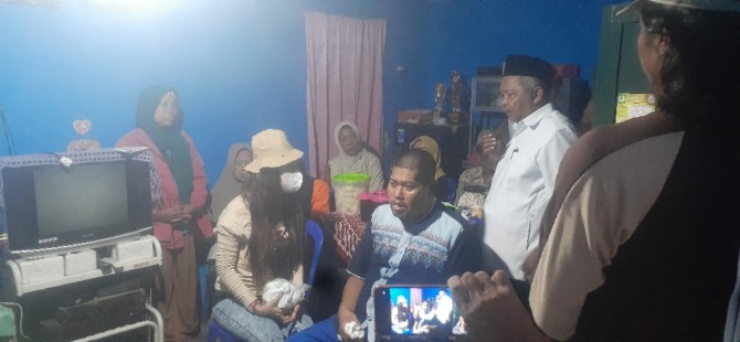DIDAMPINGI: AG saat baru tiba di rumahnya di Polanharjo, Klaten, Rabu (25/1/2023). (Dokumentasi TKSK Kabupaten Klaten)