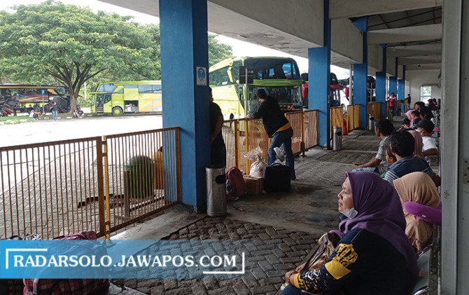 MENUNGGU ARMADA: Sejumlah penumpang duduk di dalam Terminal Tipe A Giri Adipura Wonogiri, Senin (2/1/2023). (IWAN ADI LUHUNG/RADAR SOLO)