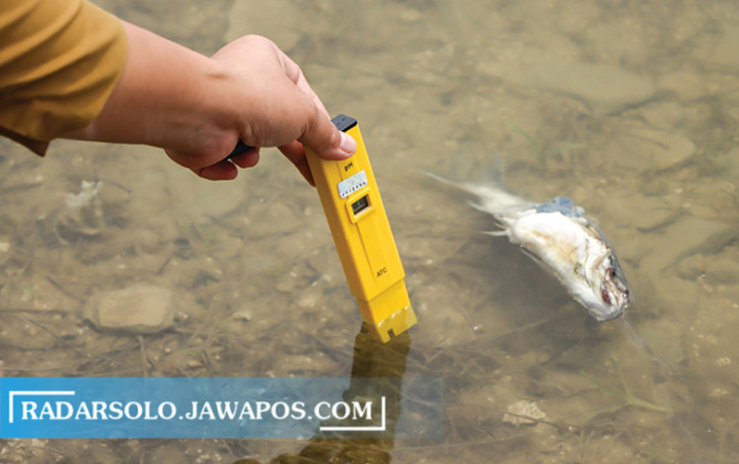 PENGECEKAN: Petugas Disnakan Boyolali memeriksa kadar air di keramba ikan yang mati masal di WKO, Selasa Selasa (3/1/2023). (M. IHSAN/RADAR SOLO)