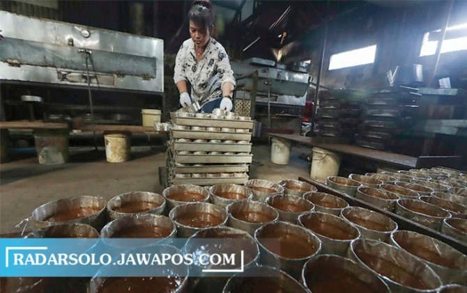 PANEN PESANAN: Proses pembuatan kue keranjang di rumah produksi milik Ratna Anggraini. (M. IHSAN/RADAR SOLO)
