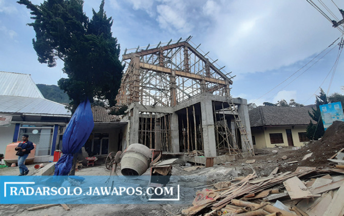 TERKENDALA CUACA: Proyek aula kantor Kecamatan Selo mengalami keterlambatan dari target yang ditentukan. (RAGIL LISTIYO/RADAR SOLO)