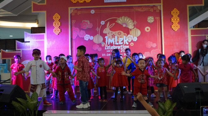 Peserta didik SMART Preschool menampilkan beragam kesenian di atrium Solo Square Mall untuk memperingati Imlek, Sabtu (21/1/2023). (IST)
