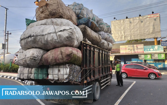MEMBAHAYAKAN: Satlantas Polres Sukoharjo melakukan penindakan terhadap kendaraan truk yang membawa muatan melebihi kapasitas, Jumat (13/1/2023). (IWAN KAWUL/RADAR SOLO )