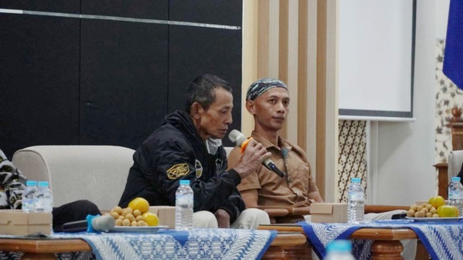 CURHAT: Warga Desa Padas, Purworejo ceritakan keluh kesah dampal penambangan di UMS, Kamis (26/1/2023). (UMS FOR RASO)