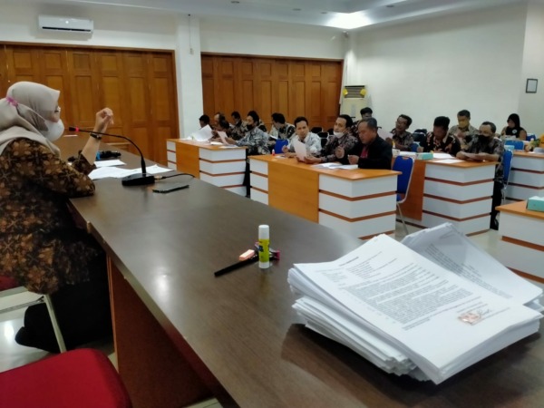 ARAHAN: Suasana momen tanda tangan perpanjangan kontrak TKPK di kantor disdik, Rabu (11/1/2023). (SEPTIAN REFVINDA/RADAR SOLO)