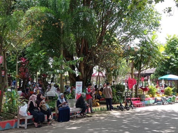 Pengunjung objek wisata Waduk Gajah Mungkur bersantai menikmati suasana waduk, Senin (23/1/2023). (IWAN ADI LUHUNG/RADAR SOLO)