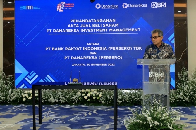 Direkrut BRI Sunarso memberikan sambutan usai BRI dan Danareksa melakukan penandatanganan akta jual beli saham dalam rangka pembelian saham Danareksa Investment Management (DIM) dari Danareksa dengan jumlah lembar saham sebesar 9 juta lembar atau setara d