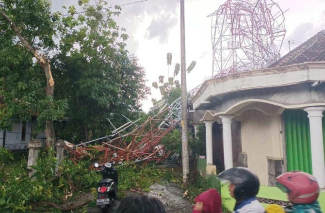 ROBOH: Menara pemancar sinyal seluler yang roboh menimpa rumah warga di Desa Gentan, Kecamatan Bulu, Sukoharjo, Minggu (1/1/2023). (IWAN KAWUL/RADAR SOLO)