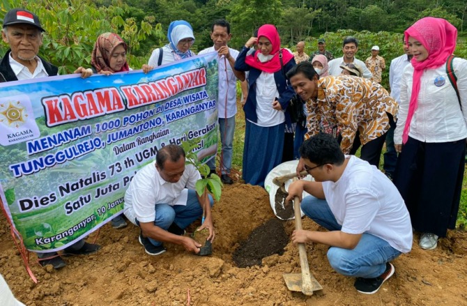 Penanaman 1000 bibit oleh Kagama Kabupaten Karanganyar di Wisata Telaga Kusuma Tunggulrejo, Jumantono, Selasa (10/1) pagi. (RUDI HARTONO/RADAR SOLO)
