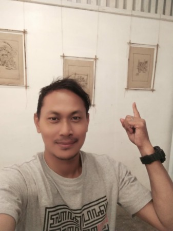 KREATIF: Isnen Sholihin memperlihatkan hasil karya sketsa buatannya. Dia mengakui banyak membuat sketsa yang  ditujukan untuk berbagai sisi, tak sebatas untuk menggambarkan suasana di sebuah lingkungan semata. (RUDI HARTONO/RADAR SOLO)