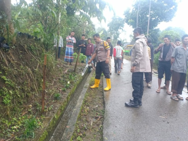 Polsek Ampel olah TKP anak 7 tahun yang jatuh di selokan dan terseret arus, lalu tenggelam di sungai setempat, Senin (16/1/2023). (RAGIL LISTIYO/RADAR SOLO)