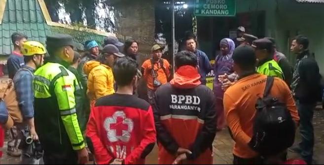 KERJASAMA: Tim gabungan berkoordinasi sebelum melakukan evakuasi jenazah pendaki perempuan asal Madiun yang dikabarkan meninggal di kawasan Geger Boyo Gunung Lawu. (ANAK GUNUNG LAWU FOR RADAR SOLO)