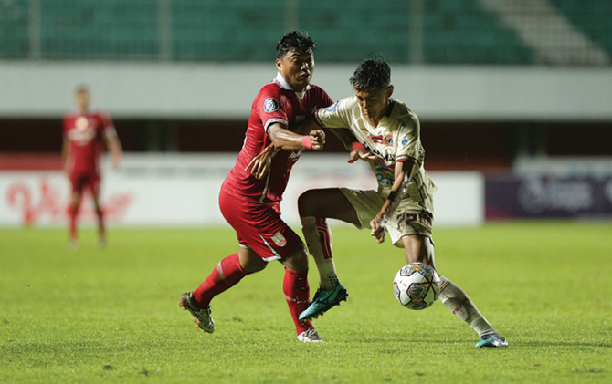 BERJIBAKU: Winger Persis Solo Alfath Fathier berduel dengan Gelandang Persija Jakarta Dony Tri Pamungkas di Stadion Maguwoharjo, Kamis (19/1/2023). (PERSIS SOLO OFFICIAL)