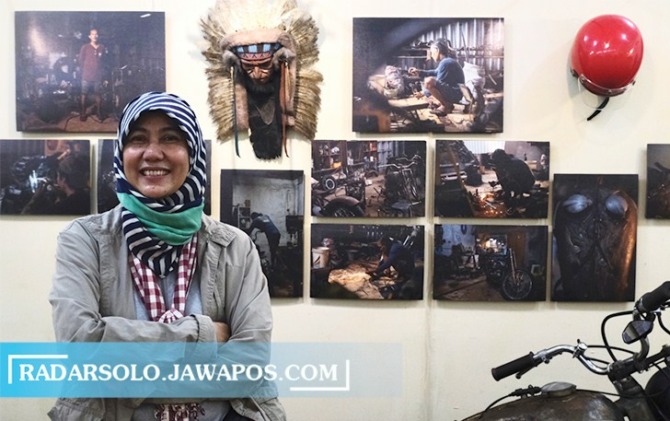 INSPIRATIF: Adek Berry  di pameran foto di Institut Seni Indonesia Surakarta pekan kemarin. (ARIEF BUDIMAN/RADAR SOLO)
