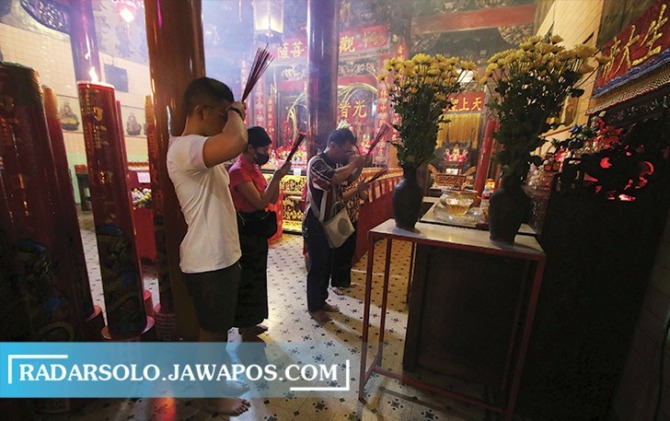 Sejumlah masyarakat Tionghoa berdoa di salah satu altar di Kelenteng Tien Kok Sie, Jumat (21/1/2023)
