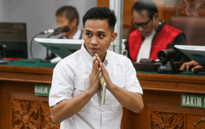 Richard Eliezer atau Bharada E, terdakwa pembunuhan terhadap Brigadir J mengikuti sidang lanjutan di PN Jakarta Selatan, Senin (26/12). (MIFTAHUL HAYAT/JAWA POS)